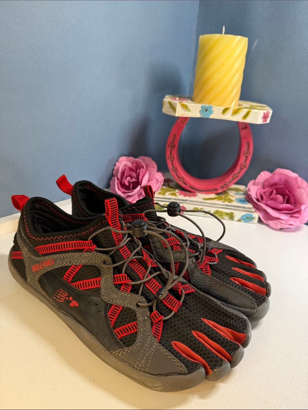 Fila Skele-Toes Women's 9 Black and Red Water Toe Shoes